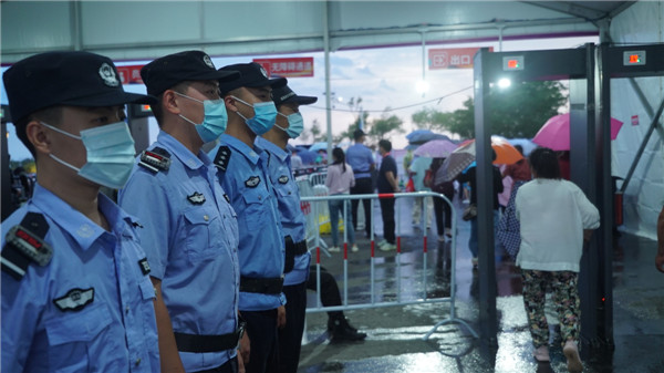 空中無人巡查+城內(nèi)警力值守 青島西海岸西區(qū)金沙灘啤酒城安保無死角