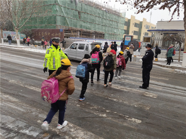 青島即墨：寒潮來襲，部門聯(lián)動迎戰(zhàn)冰雪